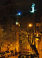 Estatua desde la base de la colina, vista nocturna