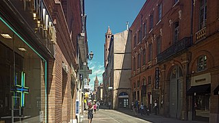 La façade de l'église dans la rue du Taur.