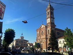 Piazza Martiri della Libertà at ang simbahang parokya