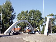 Boogbrug uit 1957 aan oostzijde Nieuwendammerdijk