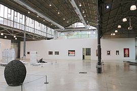 Vue de la Grande halle lors de l'exposition « Uchronies » en 2016.