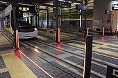 岩瀬浜方面発着の電車入線時にはLEDと音声で警告表示される