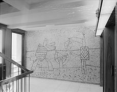 Trapperom i høyblokken med utsmykning i sandblåst naturbetong av Pablo Picasso Foto: Leif Ørnelund 1959