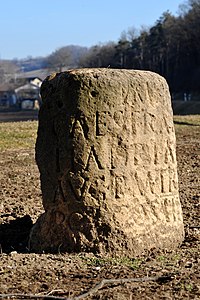 Ein römischer Meilenstein, der 1640 beim Kanalbau gefunden wurde