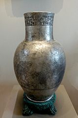 Vaso votivo, de plata y cobre, ofrendado por Entemena, rey de Lagash, al dios Ningirsu. Procedente de Ngirsu (c. 2400 a. C.)