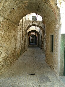 photographie : une rue constituée de passages voûtés