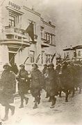 Soldados griegos marchan en Korce durante la Segunda Guerra Mundial.