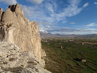 Pastda Tushpa shahri xarobalari bilan qal’a.