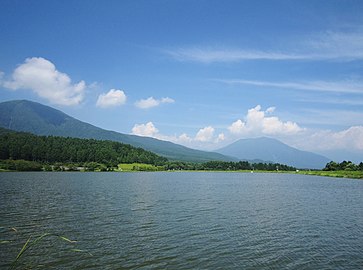 Jezioro Reisenji, góry: Iizuna (1917 m, po lewej), Kurohime (2053 m, w głębi)