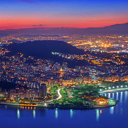 Morro da Viúva e edifícios na Avenida Rui Barbosa, no Flamengo