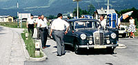 Ein W 120 an einer Tankstelle, 1961