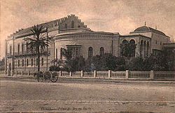 Carte postale ancienne du palais du Bardo vu de la route, avec une charrette à cheval devant.