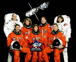 v. l. n. r. vorne: Kent Rominger, Ellen Ochoa, Rick Husband; hinten: Daniel Barry, Julie Payette, Waleri Tokarew, Tamara Jernigan