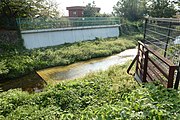 玉水駅の南側では天井川となっている玉川が線路の上を流れる。