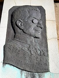 Médaillon de l'abbé Joseph Bordes (1945) sur plaque de bronze apposée sur un mur extérieur de l'église de la Madeleine de Mont-de-Marsan