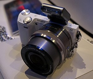 黑色的NEX-5T，安裝16-50mm套機鏡頭。