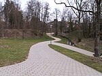 Bahndamm und Überreste der Brücke über den Gänsbach im Stadtpark Hilpoltstein (etwa Streckenkilometer 11,1)