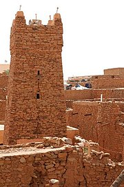 Le minaret carré de la mosquée.