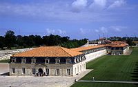 La Corderie Royale, sa façade Sud et le jardin des Amériques, vue en perspective