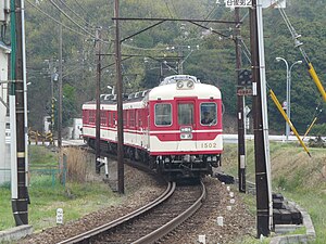 大村 - 樫山間の50‰勾配区間を行く電車