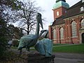 Pelikane (Brunnenfiguren, 1959, Bronzeguss) bei der Hauptkirche St. Trinitatis (Altona)