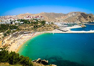 Al Hoceïma – Ortsbild mit Hafen und Strand