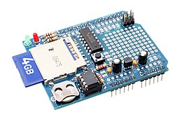 Adafruit Veri Kaydı eklentisi, bir Secure Digital (SD) kart yuvası ve gerçek zamanlı saat (RTC) çipinin yanı sıra özelleştirme için bileşenler ve modüller eklemek için yere sahiptir.