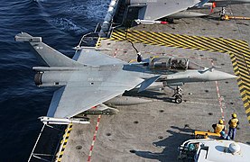 飆風M戰鬥機於戴高樂號航空母艦的升降機上