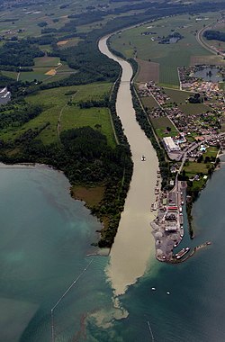 Рона, впадающая в Женевское озеро, рядом с Вильнёвом