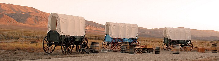 ネバダ州エルコのカリフォルニア通訳センターの屋根付きワゴン