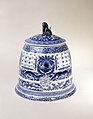 Pot à eau fraîche (mizusashi 水差し) en forme de cloche, porcelaine, bleu sous couverte, entre 1680 et 1700.