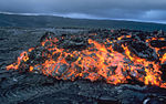 ʻAʻa napreduje nad strjenim pāhoehoejem na Kīlauei na Havajih