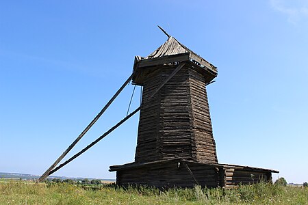 Вітряк у стані руйнування, с. Сятракаси, Чуваська республіка, Росія.