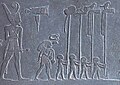 Narmer bærer deshretkronen til Nedre Egypt på Narmerpaletten.