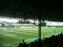 Photographie d'un scène d'un match de football, vu des tribunes.