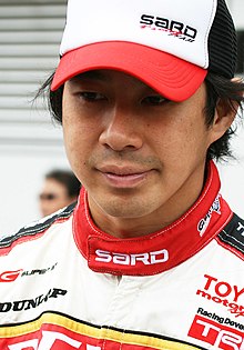 Portrait d'un homme avec une casquette rouge