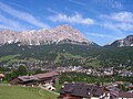 Panorama grada sa okolnim Dolomitima