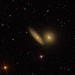 NGC 4091 (midden) en NGC 4089