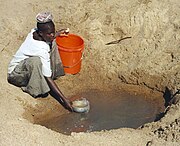 乾燥した地域でも、低い土地へと移動してから地面に穴を掘れば水が出てくる可能性が高い。