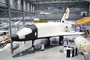 Pesawat ulang alik Soviet Buran yang programnya dibatalkan