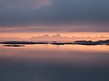 Vestfjorden koos Lofootidel kõrguvate mägedega nähtuna Løvøy saarelt Steigeni vallast. Vågakailleni mägi (942 m) on näha pildi keskosas, kõrgemana kahest tipust