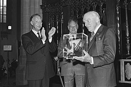 De la Fontaine Verwey krijgt Gouden Ganzenveer (1980)