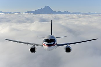 Sukhoi Superjet 100 (RA-97004) da Alenia Aermacchi sobrevoando a costa da Itália perto de Turim. (definição 4 000 × 2 666)