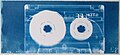 Un photogramme selon le procédé cyanotype réalisé avec une cassette audio.