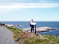 Kyststien helt ut mot havet har mange informasjonstavler