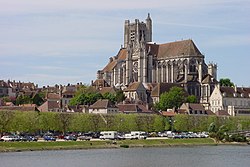 Cathédrale St-Étienne, a Yonne folyó partján