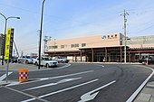 新幹線建設時に西隣りに建てられた仮駅舎と仮設広場 （新幹線開業前日まで使用）