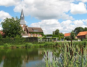 La mare du village avec ses bords verdoyants.