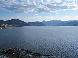 Altafjord. Links ist ein Teil Altas sichtbar. Die Bucht im Hintergrund ist der Kåfjord.