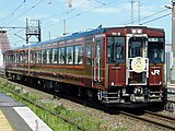 快速「湯けむり号」に使用されるレトロラッピング車両[37][36]